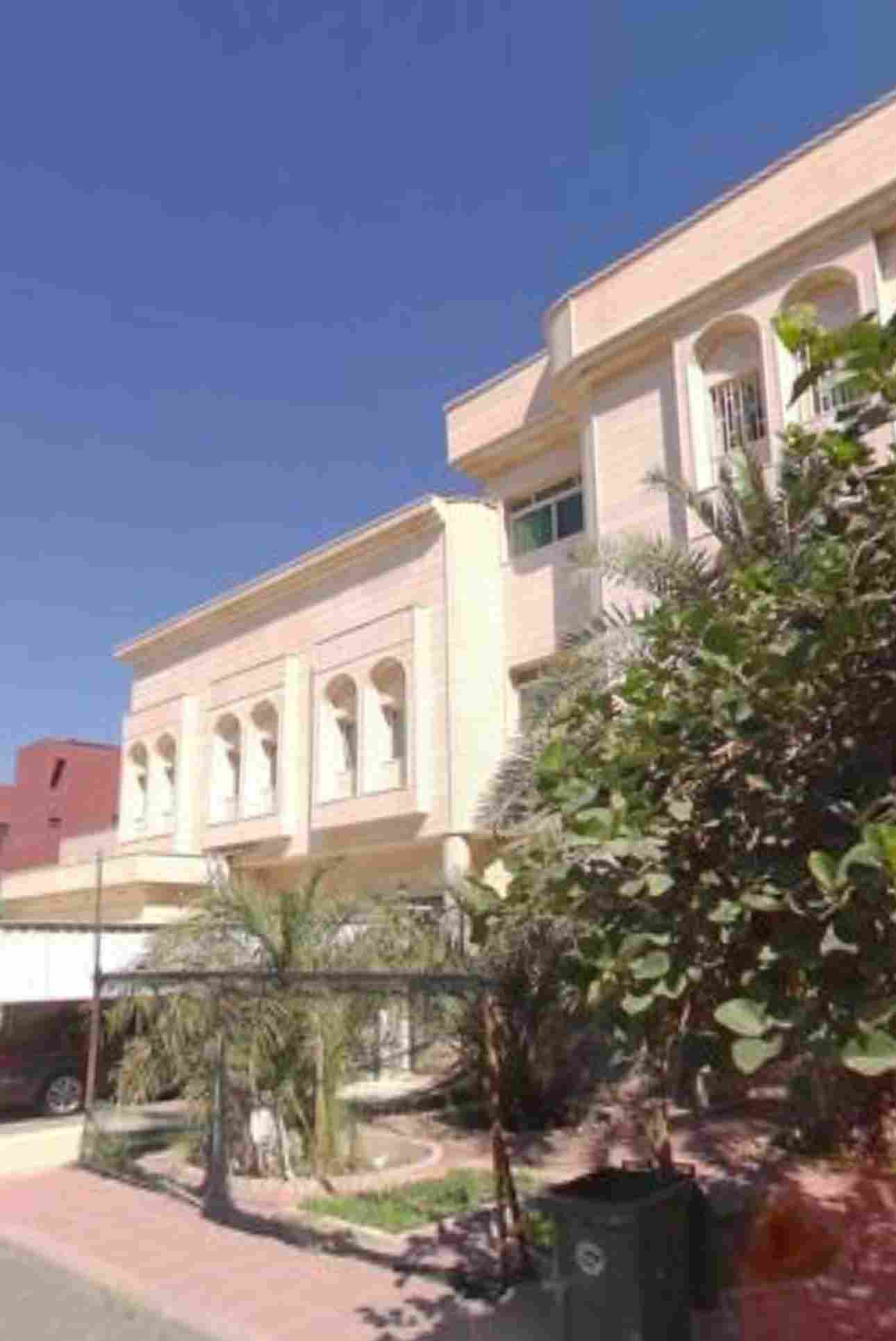 
                                        مشرف